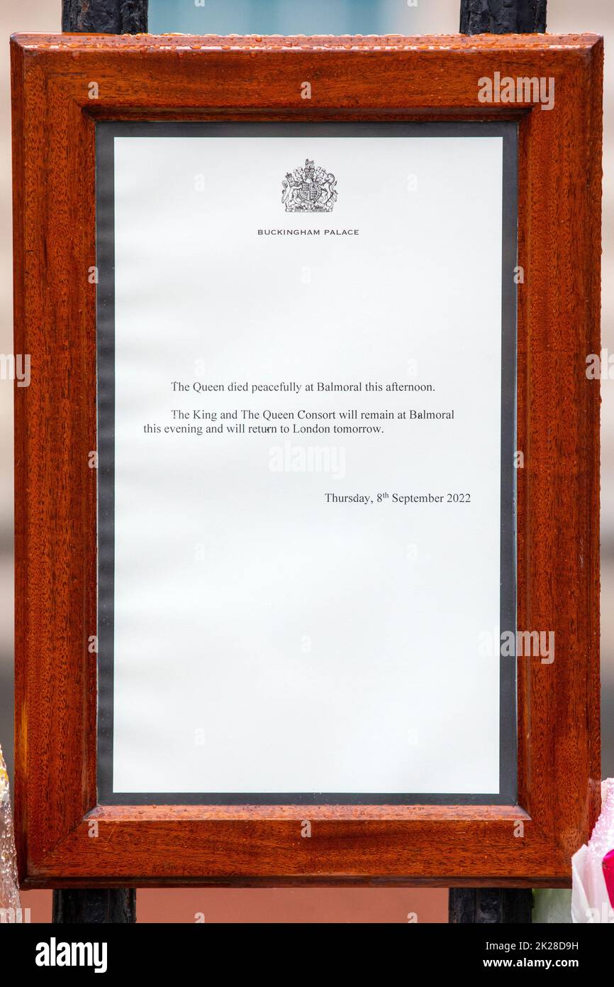 Londres, Royaume-Uni - 9 septembre 2022 : un avis aux portes du Palais de Buckingham à Londres, informant le public de la mort de la reine Elizabeth II Banque D'Images