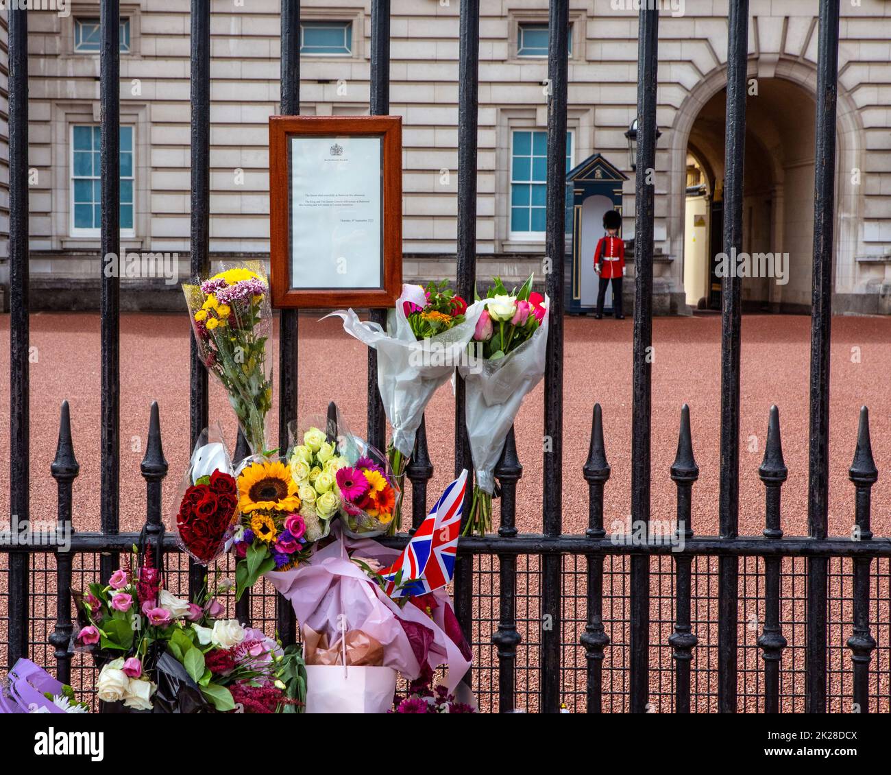Londres, Royaume-Uni - 9 septembre 2022 : un avis aux portes du Palais de Buckingham à Londres, informant le public de la mort de la reine Elizabeth II Banque D'Images