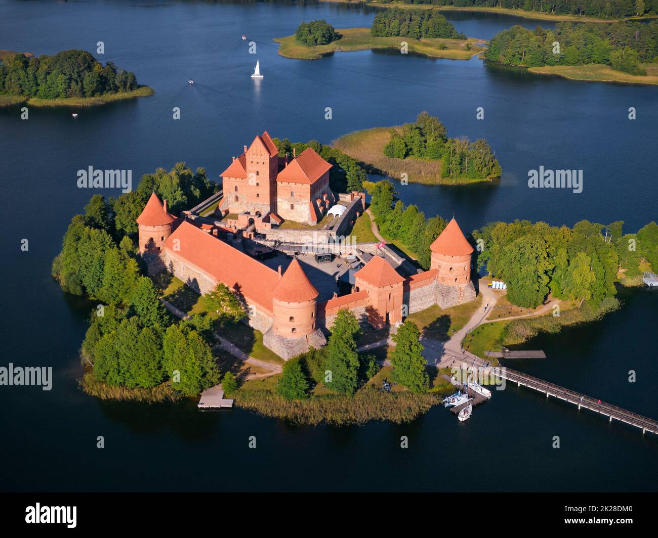Château d'eau lituanien - vue panoramique sur le château de Trakai et le lac Galvė Banque D'Images