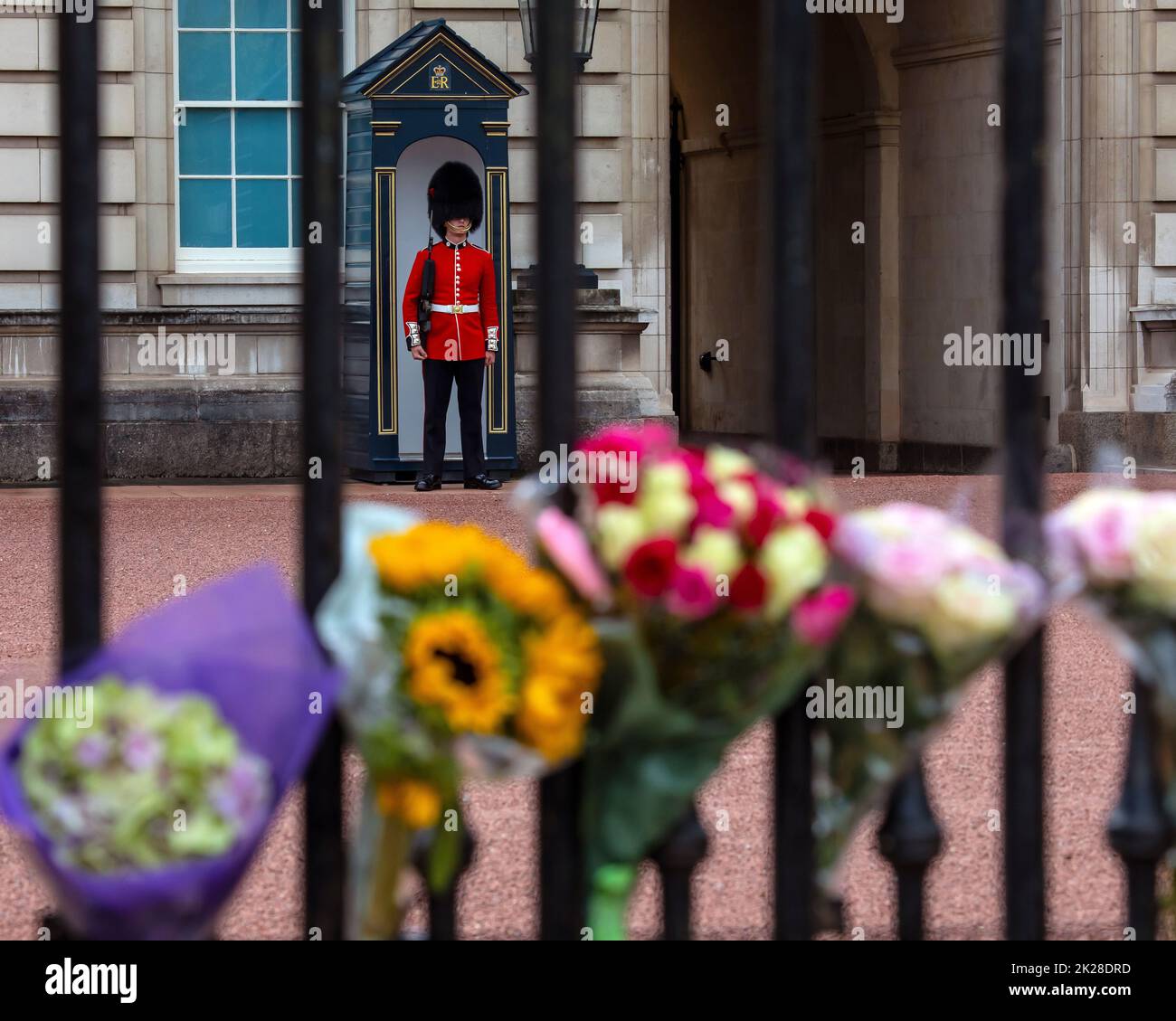 Londres, Royaume-Uni - 9 septembre 2022: Garde royale et fleurs au Palais de Buckingham à Londres, Royaume-Uni, en commémoration de la reine Elizabeth II, qui est mort le préc Banque D'Images