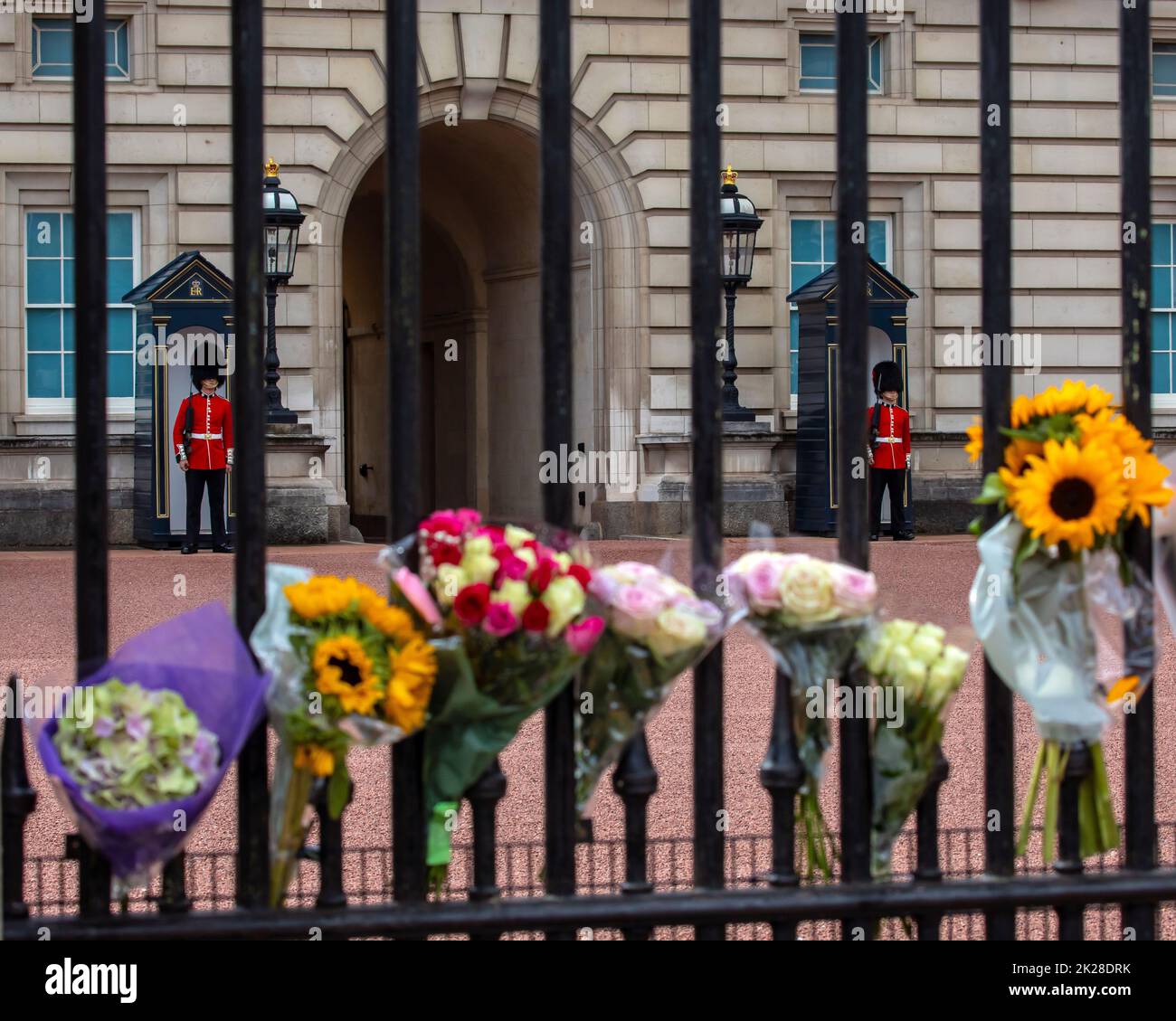 Londres, Royaume-Uni - 9 septembre 2022 : gardes royaux et fleurs au Palais de Buckingham à Londres, Royaume-Uni, en commémoration de la reine Elizabeth II, qui est mort le pré Banque D'Images