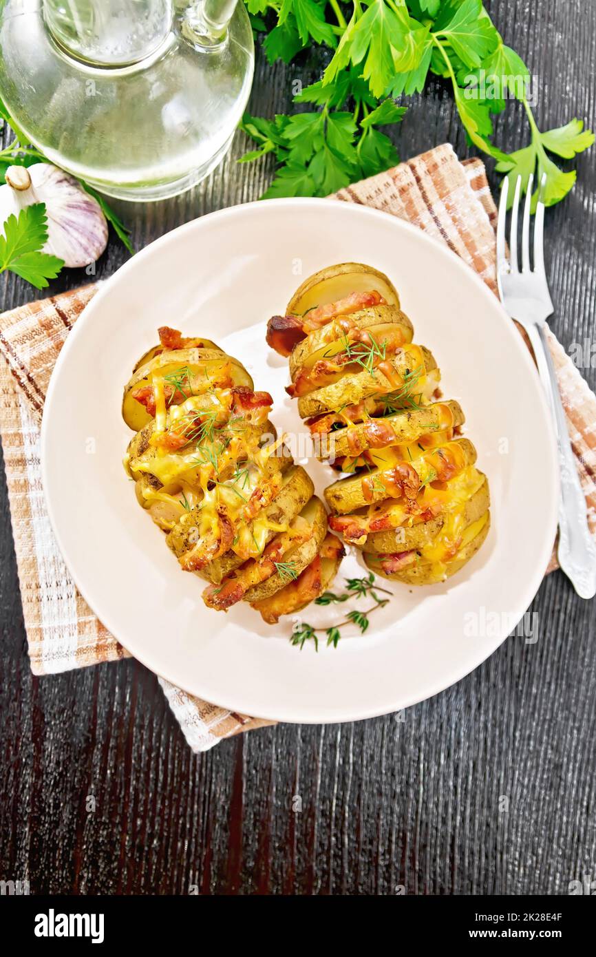 Pommes de terre avec bacon fumé dans l'assiette sur le dessus de la carte Banque D'Images