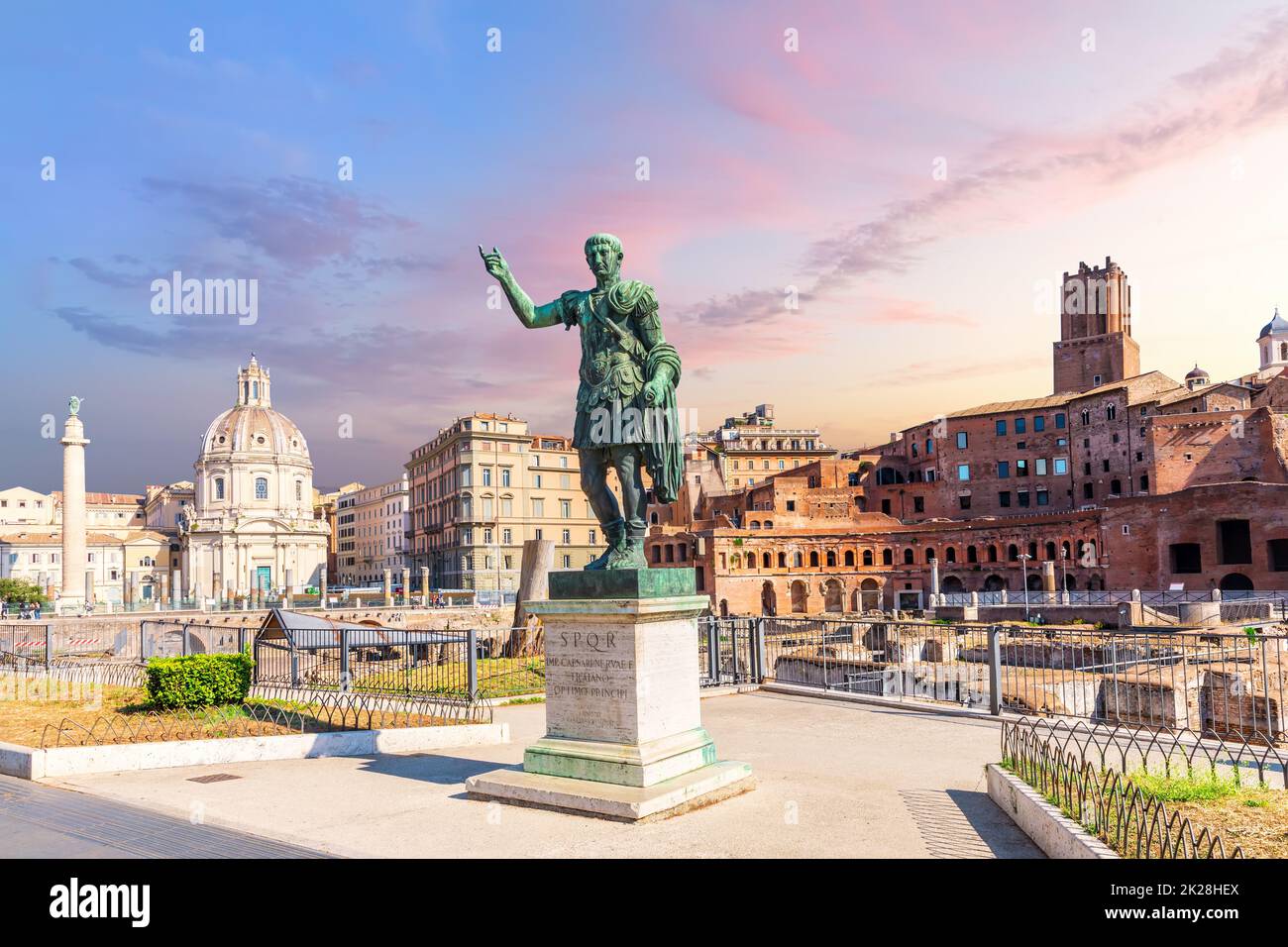 La statue de César devant le marché de Trajan, Rome, Italie Banque D'Images