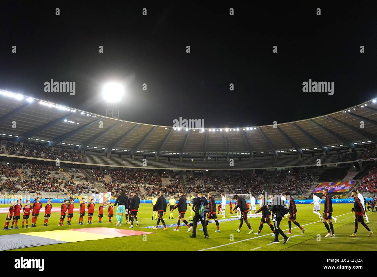 Les joueurs du pays de Galles et de la Belgique se prommènent sur le terrain avant le lancement du match du groupe D de la Ligue des Nations de l'UEFA au stade du Roi Baudouin, à Bruxelles. Date de la photo: Jeudi 22 septembre 2022. Banque D'Images