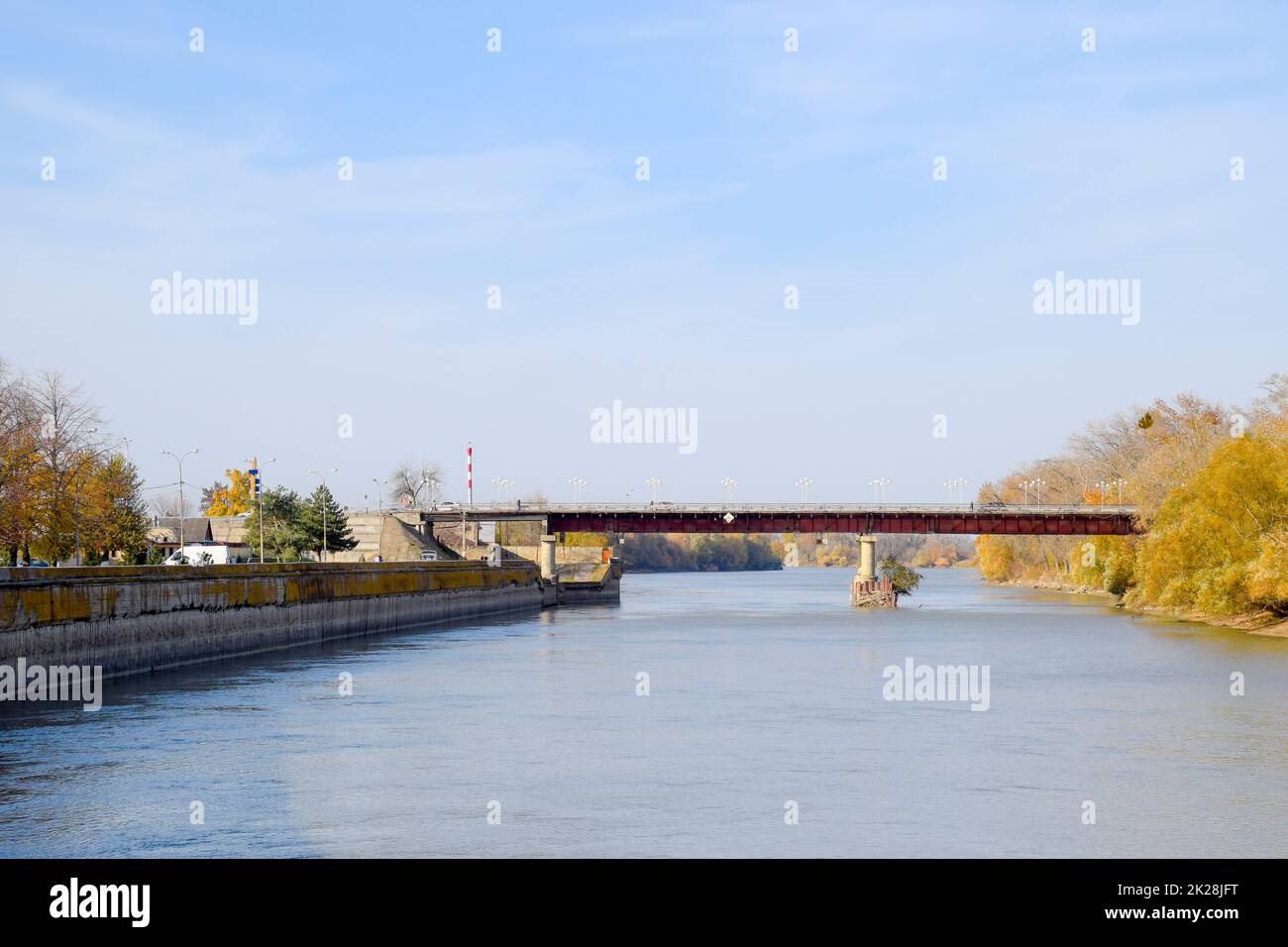 Paysage d'automne. Rive de la rivière avec arbres d'automne. Poplars sur le b Banque D'Images