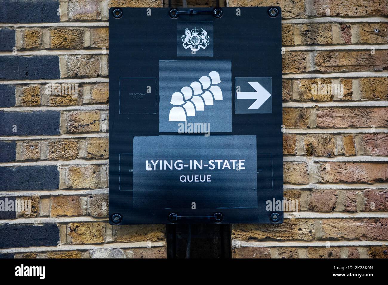 Londres, Royaume-Uni - 17 septembre 2022 : un panneau sur la route de la file d'attente dans l'État pour voir la reine Elizabeth II dans l'État. Banque D'Images