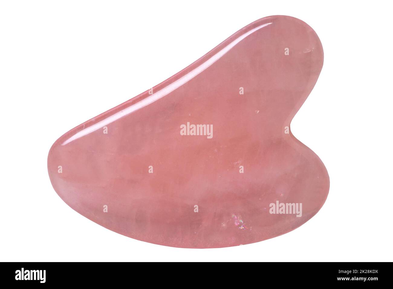 Pierre de quartz rose de Gua Sha naturelle isolée. Guasha outil de massage thérapie alternative pour améliorer la circulation. Massage du visage en pierre. Masque. Méthode chinoise de guérison pour une meilleure santé. Banque D'Images