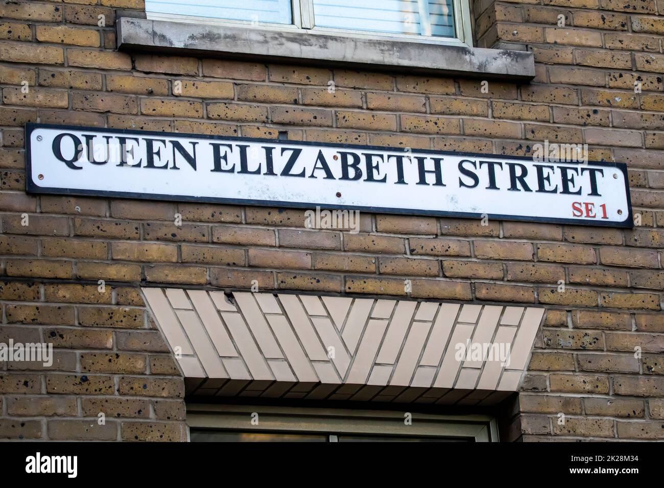 Londres, Royaume-Uni - 17 septembre 2022: Un panneau pour la rue Queen Elizabeth à Southwark, Londres, Royaume-Uni. Banque D'Images