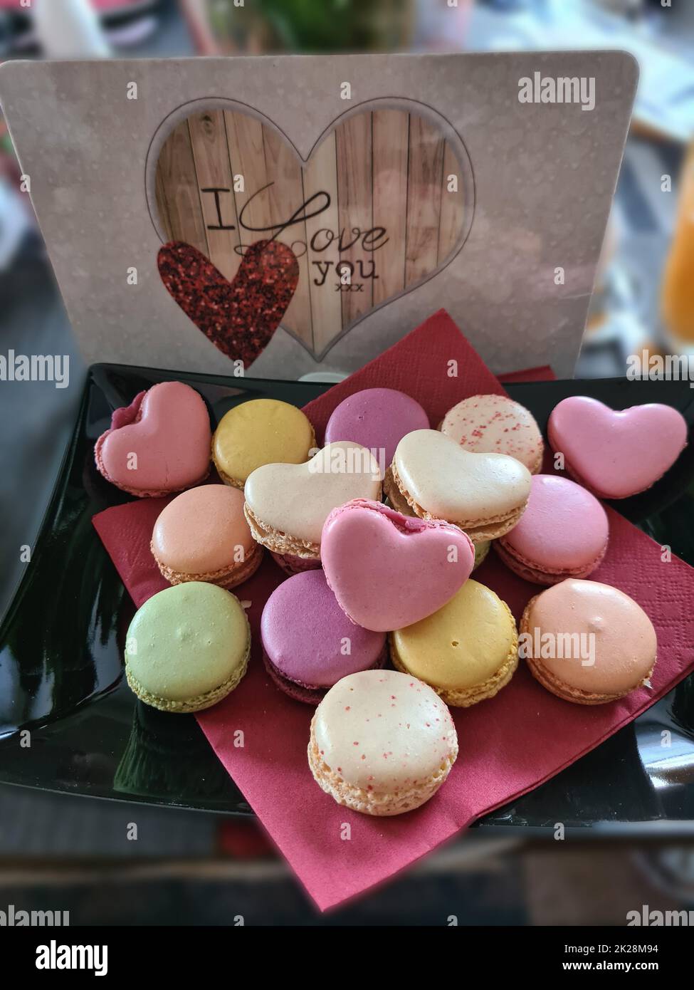 Concept de la Saint-Valentin. Pâtisseries françaises de macaron avec fleurs Banque D'Images