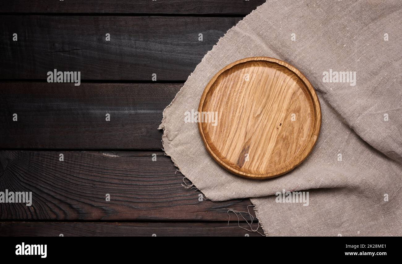 assiette ronde en bois marron vide sur la table, vue de dessus Banque D'Images