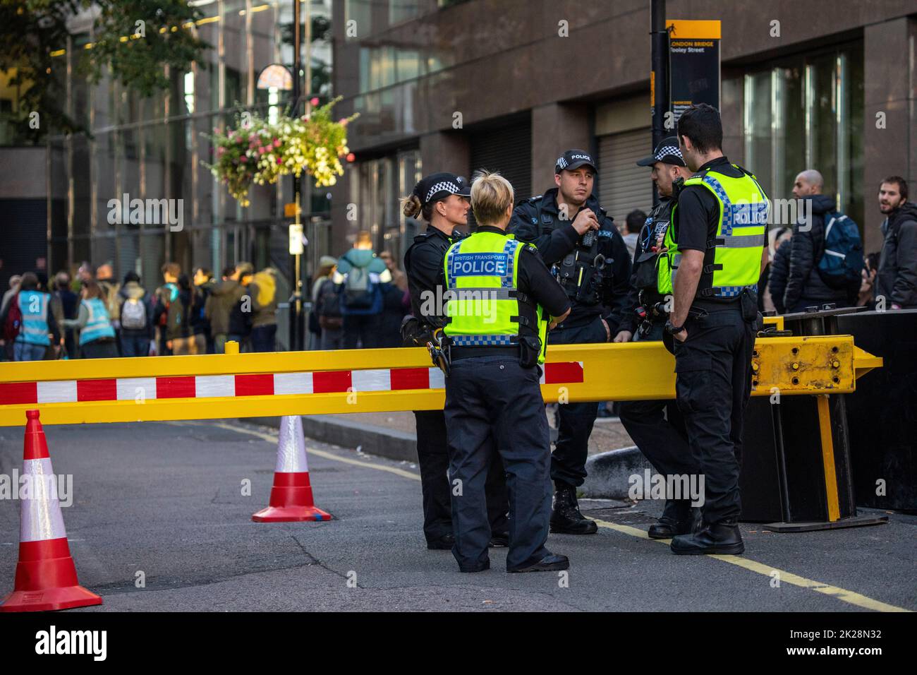 Londres, Royaume-Uni - 17 septembre 2022 : policiers dans la file d'attente des États mentir dans le centre de Londres, Royaume-Uni. Banque D'Images