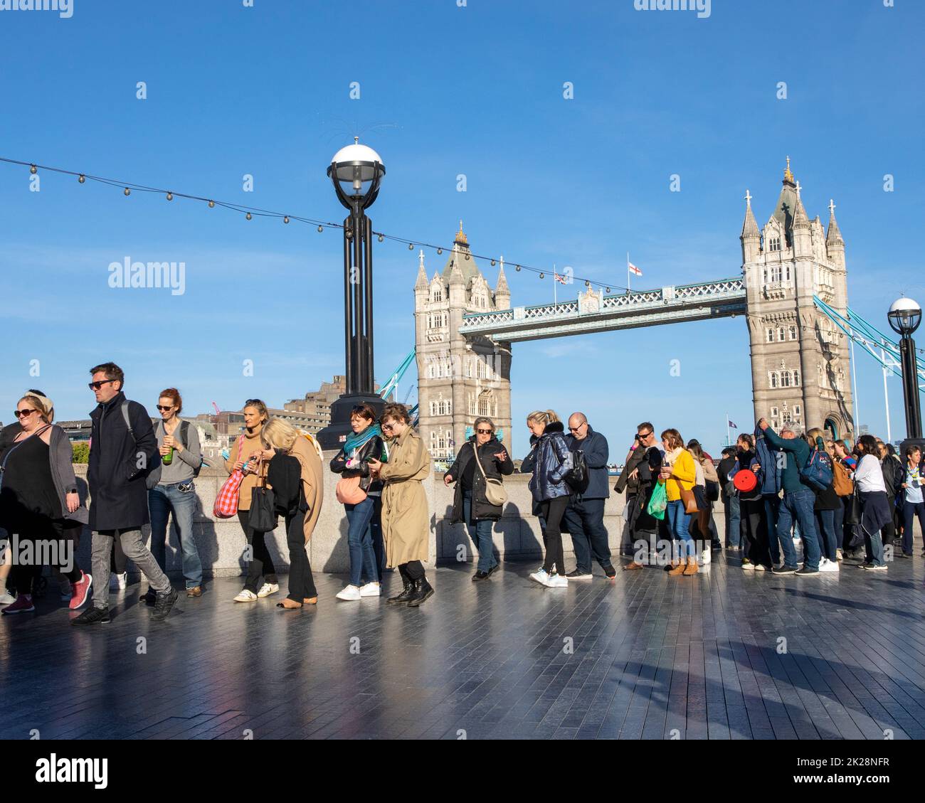 Londres, Royaume-Uni - September17th 2022 : la file d'attente dans l'État pour voir la reine Elizabeth II, en passant par le légendaire Tower Bridge à Londres, Royaume-Uni. Banque D'Images
