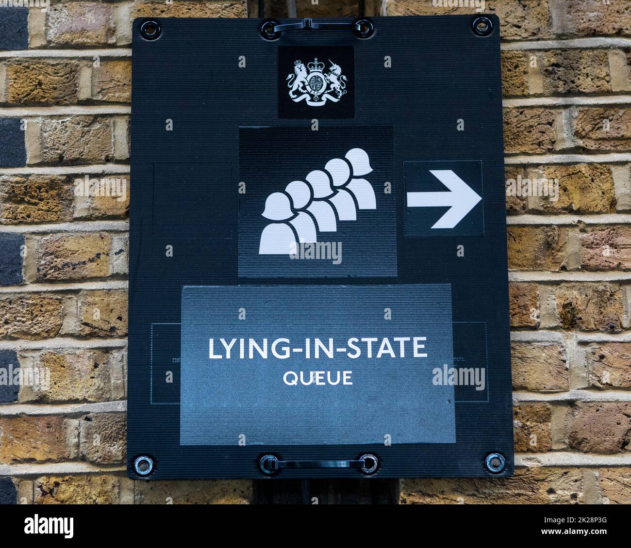 Londres, Royaume-Uni - 17 septembre 2022 : un panneau sur la route de la file d'attente dans l'État pour voir la reine Elizabeth II dans l'État. Banque D'Images