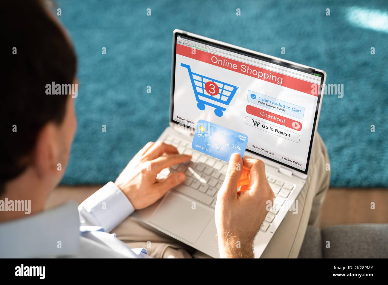 Personne magasiner en ligne avec une carte de crédit Banque D'Images