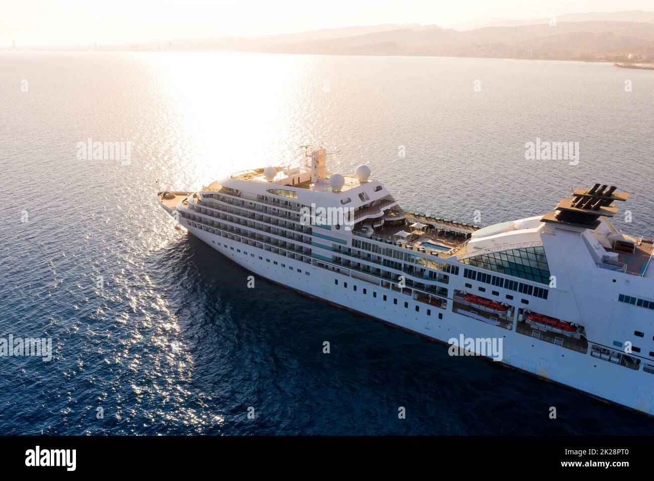 Croisière de luxe près de la côte, vue aérienne Banque D'Images