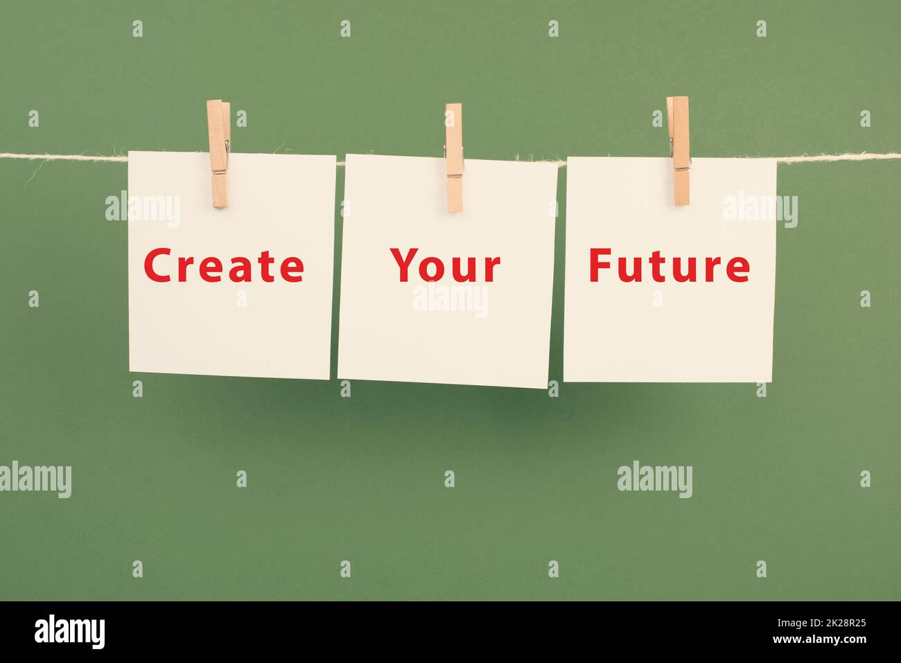 Les mots créer votre avenir sont écrits sur papier, regarder vers l'avant, la stratégie de planification, suivant un rêve, concept de motivation Banque D'Images