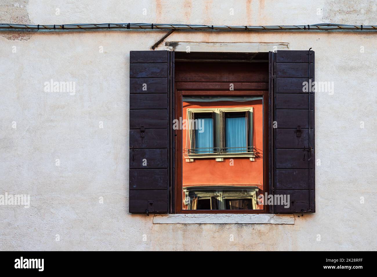 Miroir dans une fenêtre historique à Venise, Italie Banque D'Images
