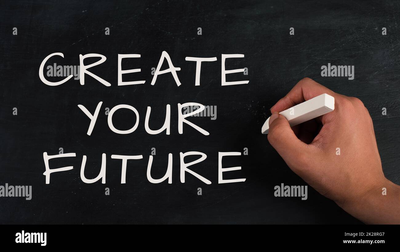 Les mots créer votre avenir sont écrits sur un tableau de surveillance, en regardant vers l'avant, la stratégie de planification, suivant un rêve, concept de motivation Banque D'Images