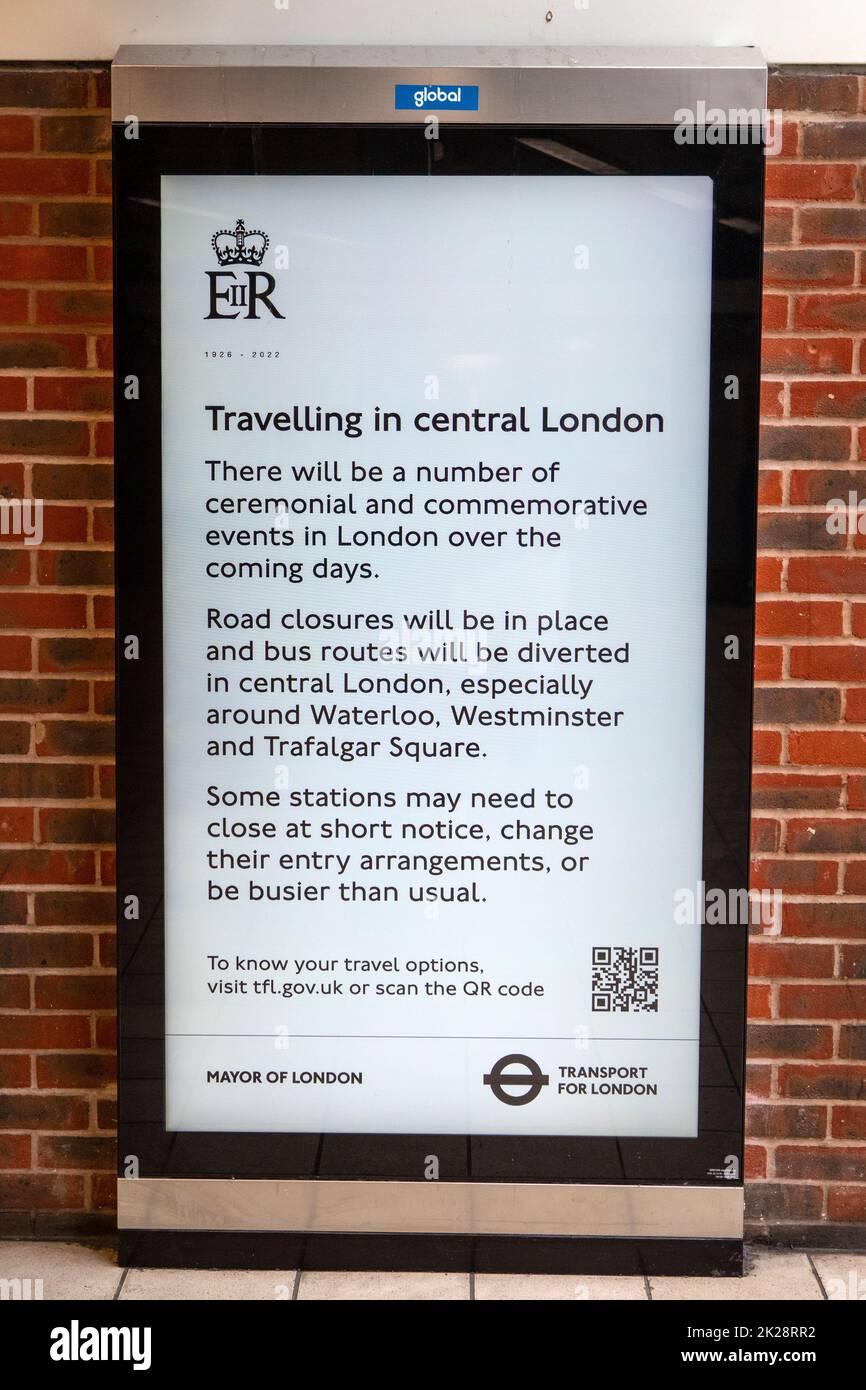 Londres, Royaume-Uni - 14 septembre 2022: Un panneau d'information à une station du métro de Londres, concernant les perturbations possibles pendant la Reine Eli Banque D'Images