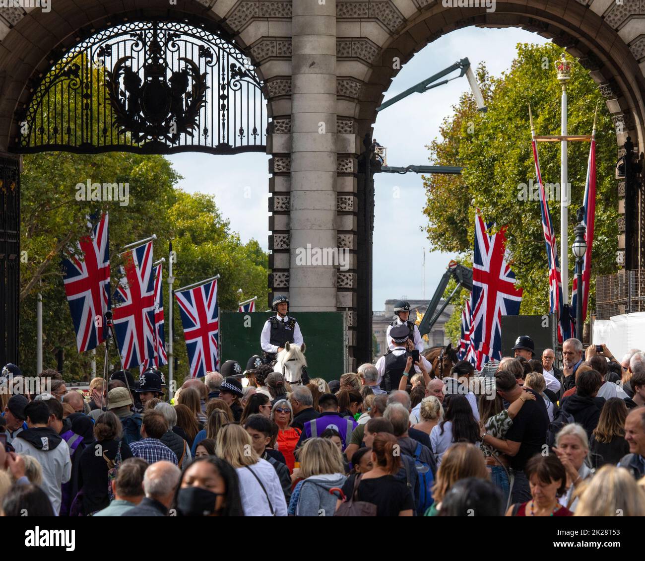 Londres, Royaume-Uni - 14 septembre 2022 : la foule et la police à l'Admiralty Arch à Londres, avec le centre commercial et le palais de Buckingham en arrière-plan, en photo Banque D'Images