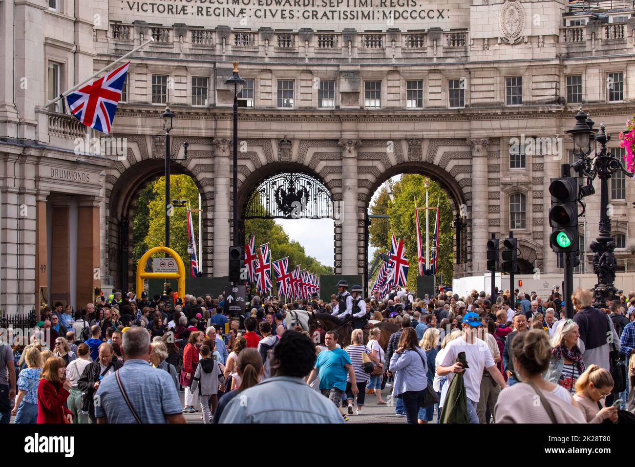 Londres, Royaume-Uni - 14 septembre 2022 : rassemblement de la foule à l'Admiralty Arch à Londres, avec le centre commercial en arrière-plan, photographié avant la procession du Queens Banque D'Images