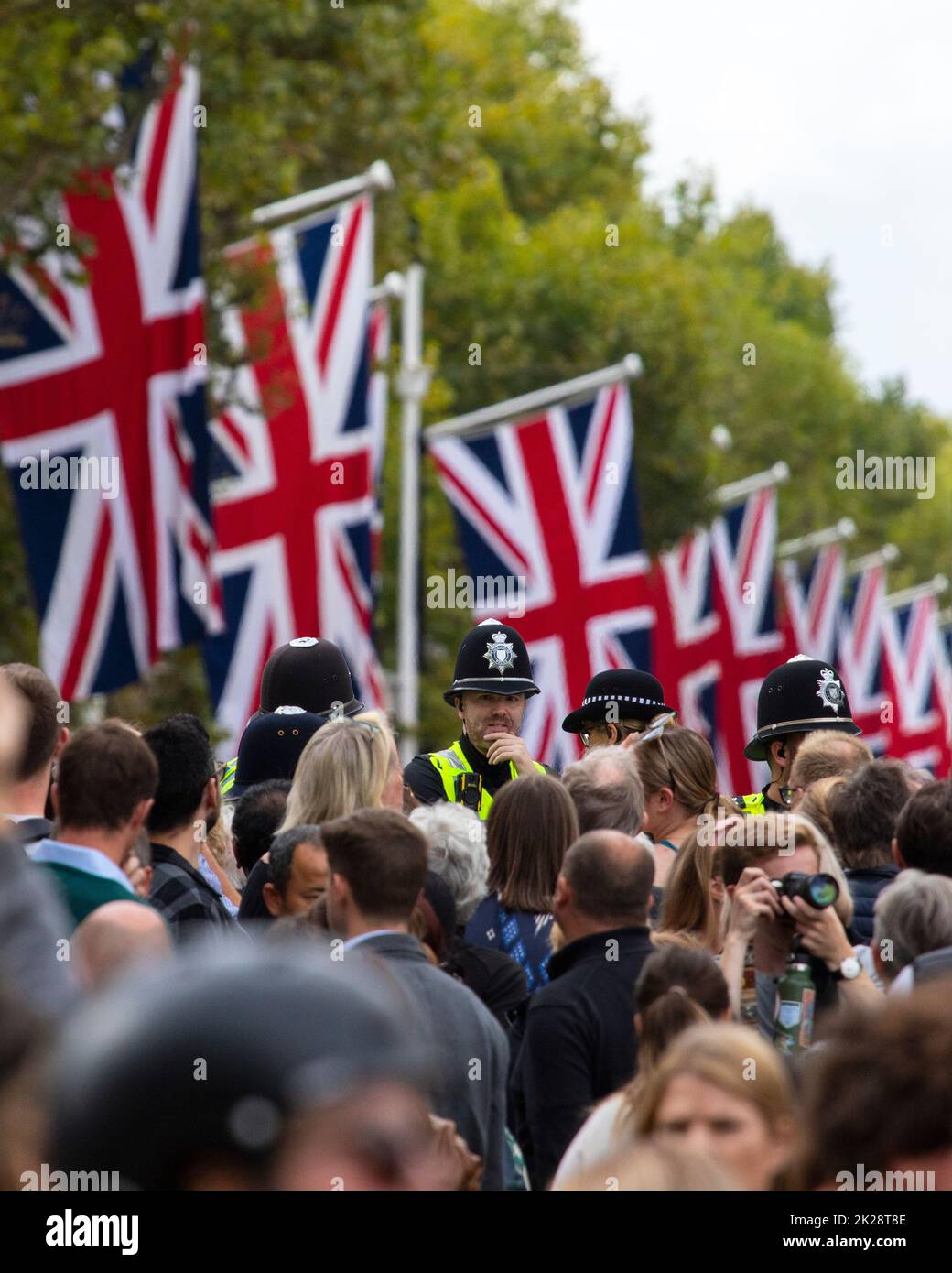 Londres, Royaume-Uni - 14 septembre 2022 : police au centre commercial de Londres, photographiée avant la cérémonie de procession de la Reine pour mentir dans l'État. Banque D'Images