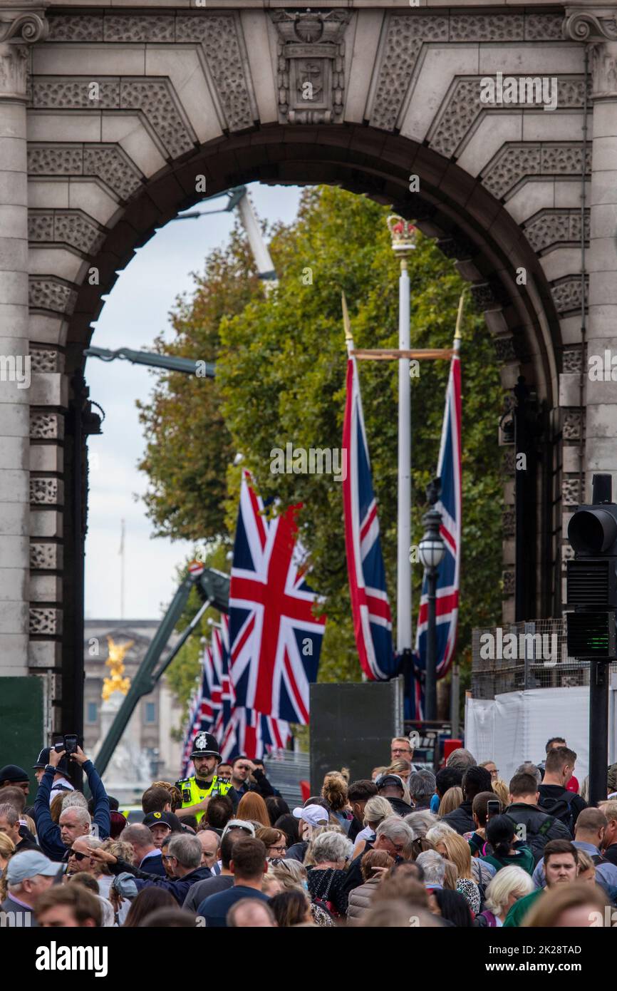 Londres, Royaume-Uni - 14 septembre 2022 : la foule et la police à l'Admiralty Arch à Londres, avec le centre commercial et le palais de Buckingham en arrière-plan, en photo Banque D'Images