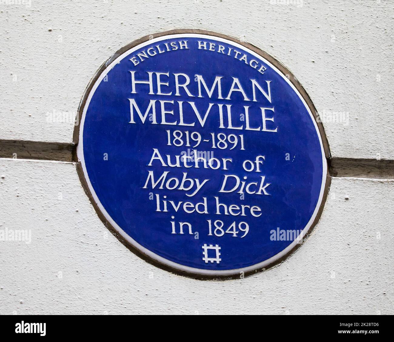 Londres, Royaume-Uni - 14 septembre 2022: Plaque bleue sur la rue Craven à Londres, Royaume-Uni, marquant l'endroit où le célèbre auteur Herman Melville a vécu. Banque D'Images
