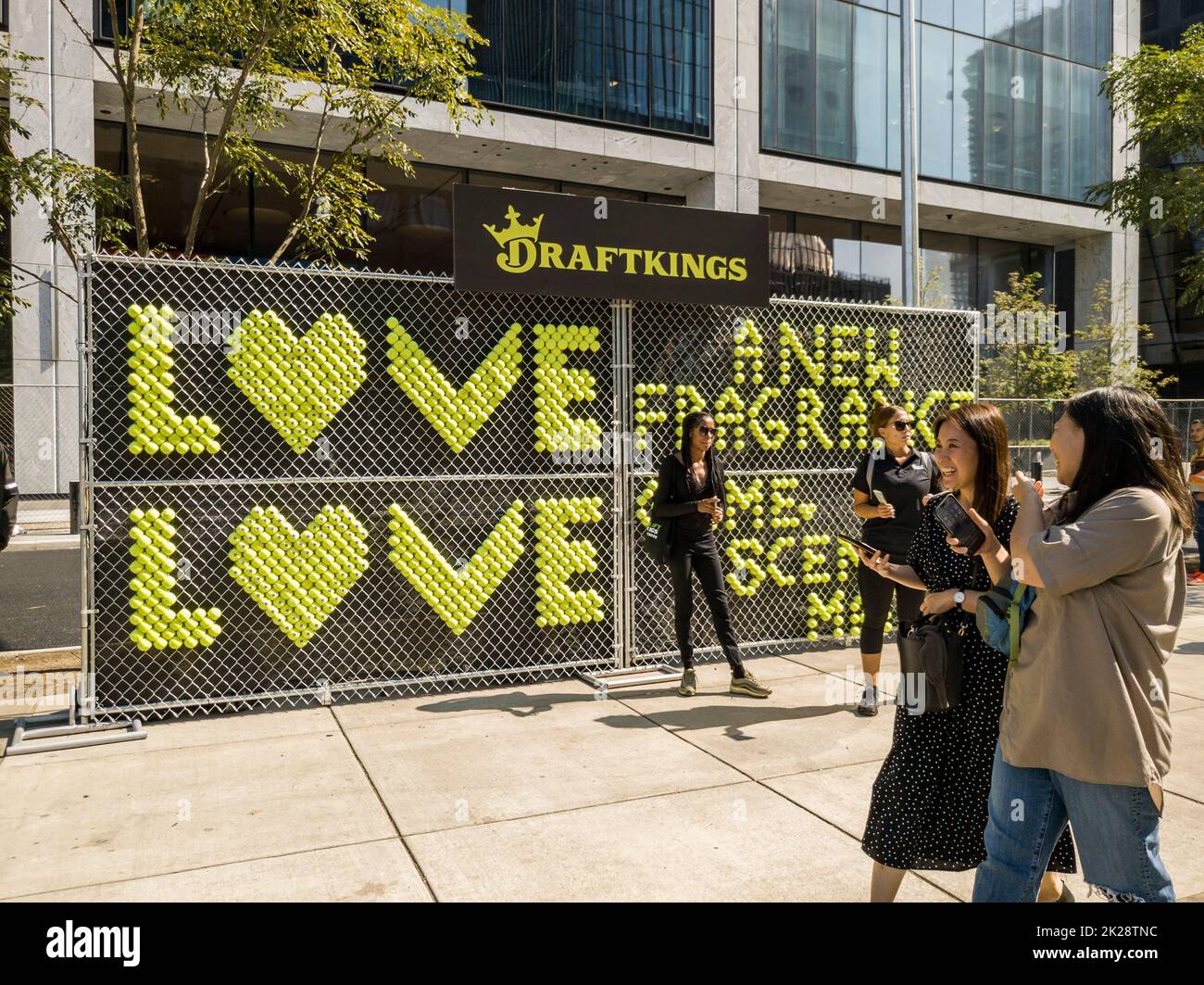 Une marque d'activation pour la société de sportsbook Rapporteur pour avis Kings à Hudson yards à New York vendredi, 9 septembre 2022. Lié à l'US Open la compagnie fait la promotion d'une édition limitée de parfum appelé Love Love ainsi que leur livre de sport sur le tournoi de tennis. Le parfum sent comme des balles de tennis. .(© Richard B. Levine) Banque D'Images
