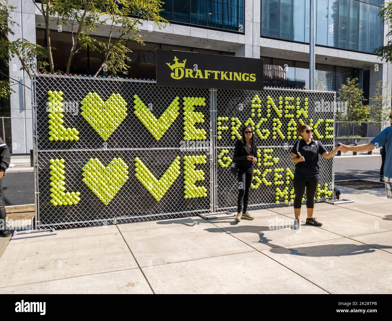 Une marque d'activation pour la société de sportsbook Rapporteur pour avis Kings à Hudson yards à New York vendredi, 9 septembre 2022. Lié à l'US Open la compagnie fait la promotion d'une édition limitée de parfum appelé Love Love ainsi que leur livre de sport sur le tournoi de tennis. Le parfum sent comme des balles de tennis. .(© Richard B. Levine) Banque D'Images