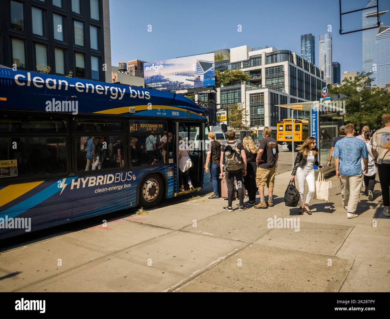 Les passagers montent à bord d'un autobus NYCTA à Chelsea, à New York, vendredi, à 9 septembre 2022. (© Richard B. Levine) Banque D'Images