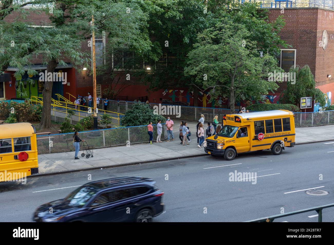 Parents et élèves de l'extérieur de PS33 à Chelsea, à New York, le premier jour de l'école, jeudi, 8 septembre 2022. Cette année, les masques sont encouragés mais pas requis et les élèves ne subiront plus de tests PCR aléatoires à l'école mais des tests à la maison, quatre par mois (© Richard B. Levine) Banque D'Images