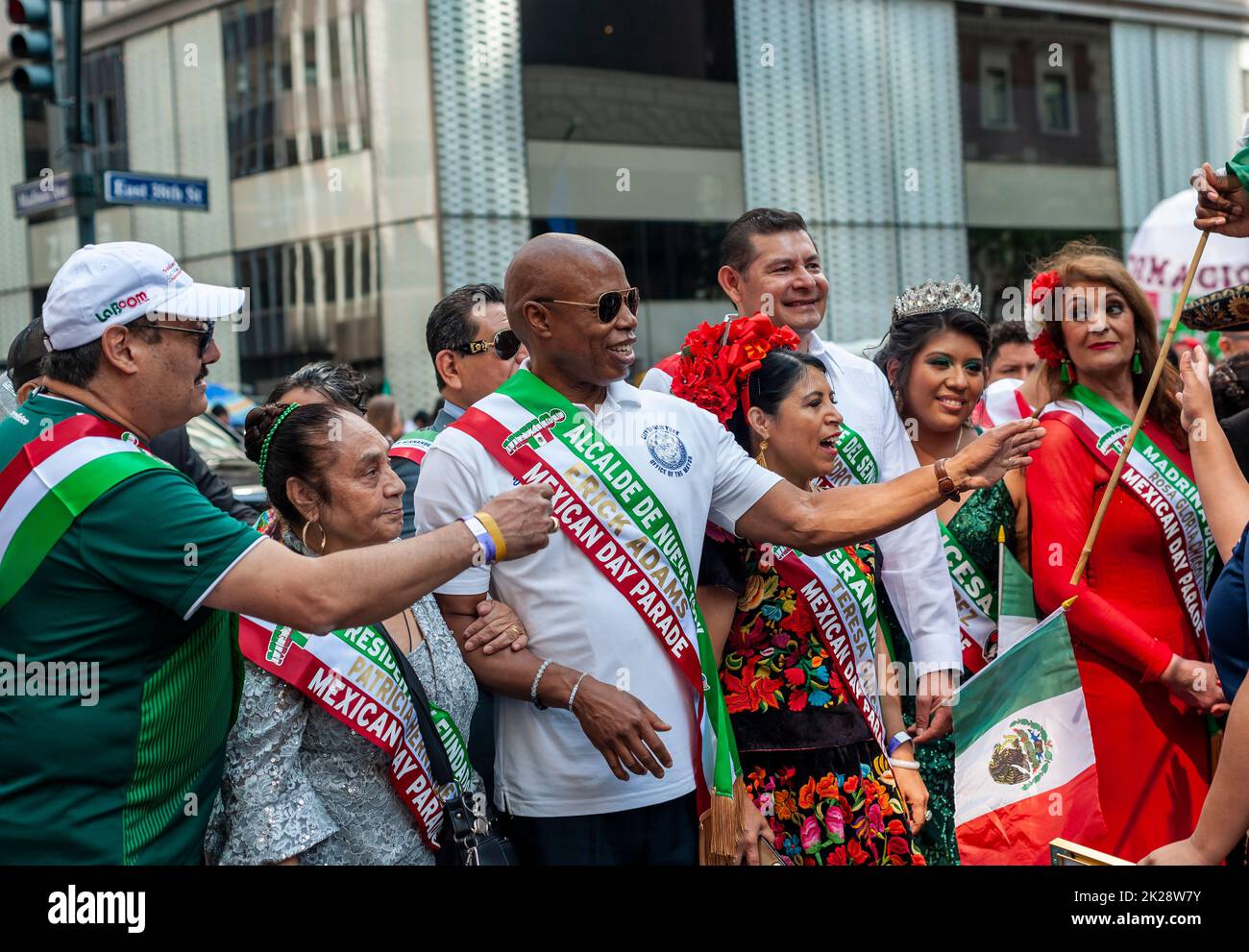 Le maire de New York, Eric Adams, au centre, marche sur l'avenue Madison à New York dimanche, 18 septembre 2022 dans la parade annuelle du jour de l'indépendance du Mexique. Les défilés qui ont lieu du printemps à l'automne à New York célèbrent la diversité culturelle de la ville. (© Richard B. Levine) Banque D'Images