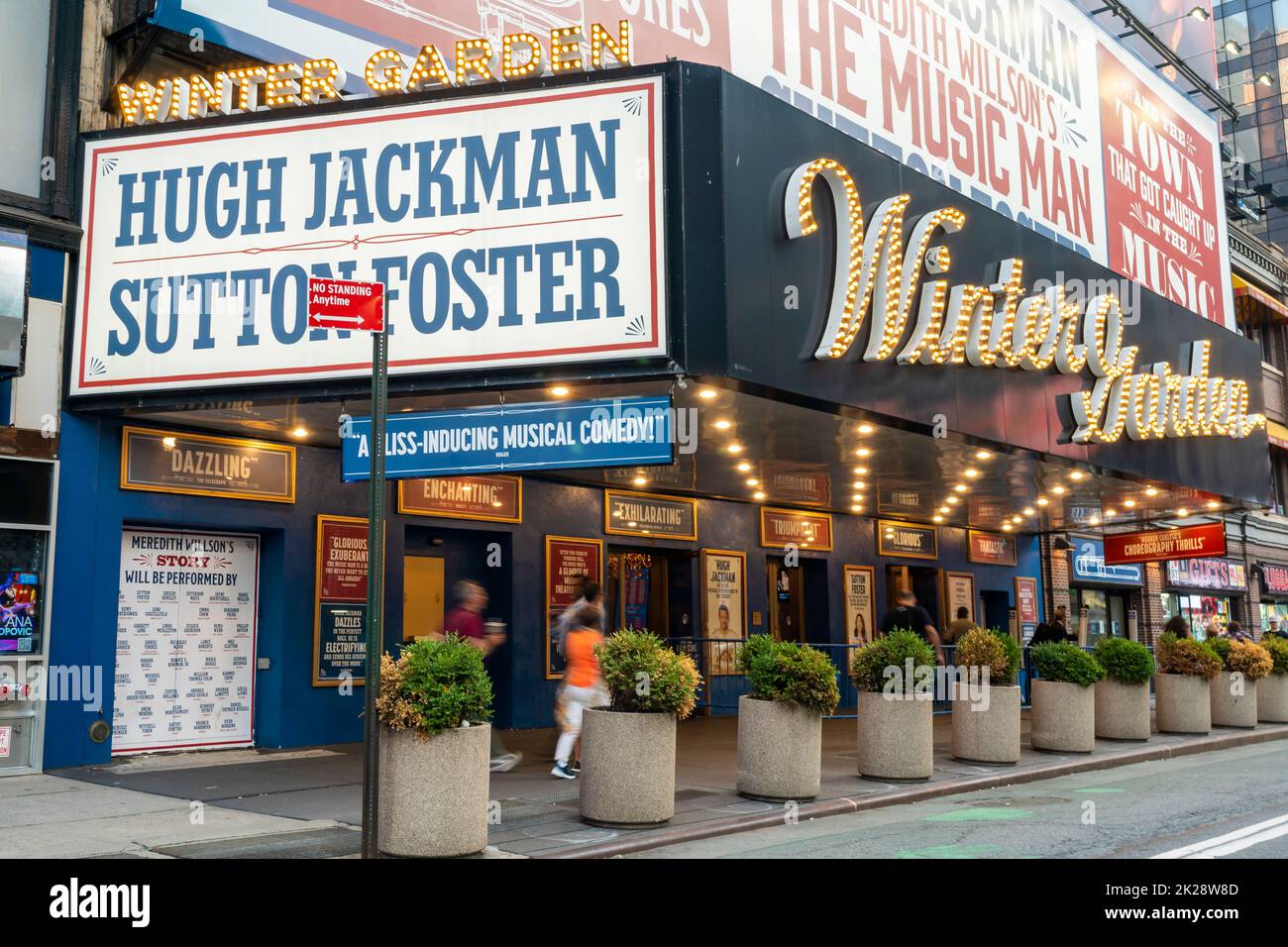 Le chapiteau du Winter Garden Theatre de New York est décoré en faisant la promotion des stars Hugh Jackman et Sutton Foster dans la production de Meredith WillsonÕs The Music Man musical musical le mercredi, 14 septembre 2022. Les producteurs ont annoncé que le salon se terminera sur 1 janvier 2023. (© Richard B. Levine) Banque D'Images