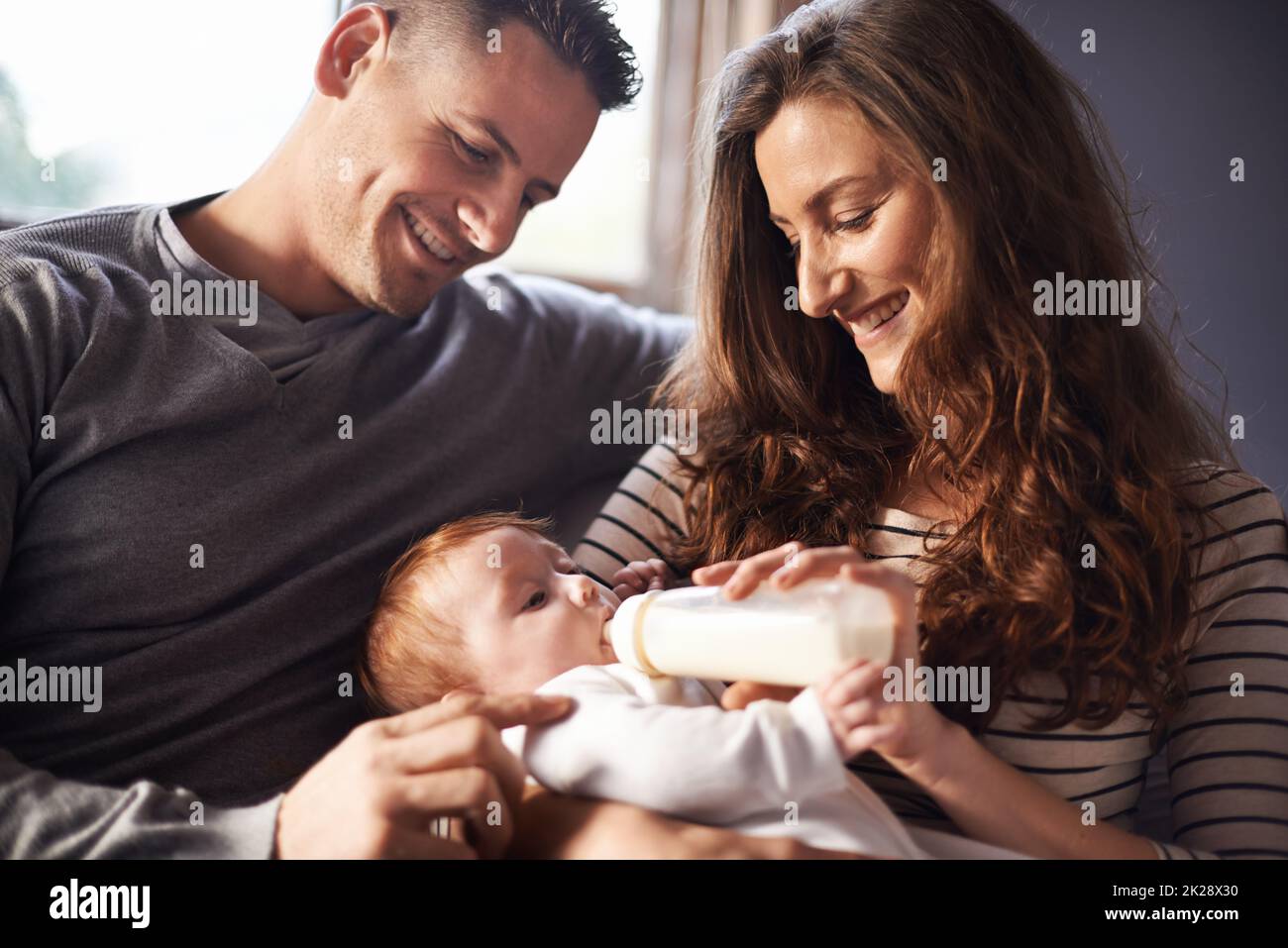 Tout l'amour dont elle a besoin. Un couple avec leur bébé Banque D'Images