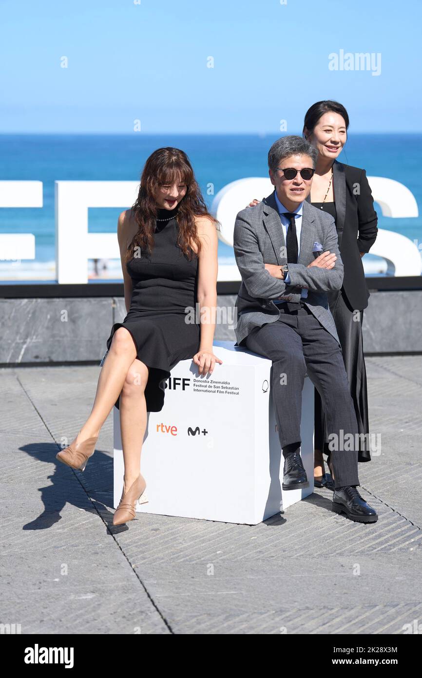 22 septembre 2022, Madrid, Madrid, Espagne: Kwon Hae-hyo, Song Sun-mi, Cho Yun-Hee a assisté au « Walk Up » Photocall en 70th au Festival international du film de San Sebastian au Palais Kursaal sur 22 septembre 2022 à Donostia / San Sebastian, Espagne (image de crédit: © Jack Abuin/ZUMA Press Wire) Banque D'Images