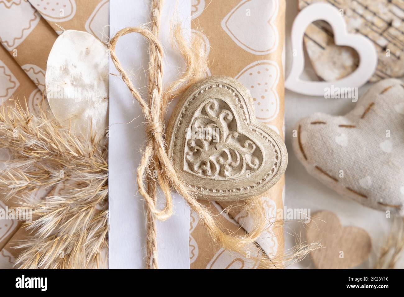 Cadeau de Saint-Valentin décoré avec coeur et pelouse de pampass vue sur le dessus Banque D'Images