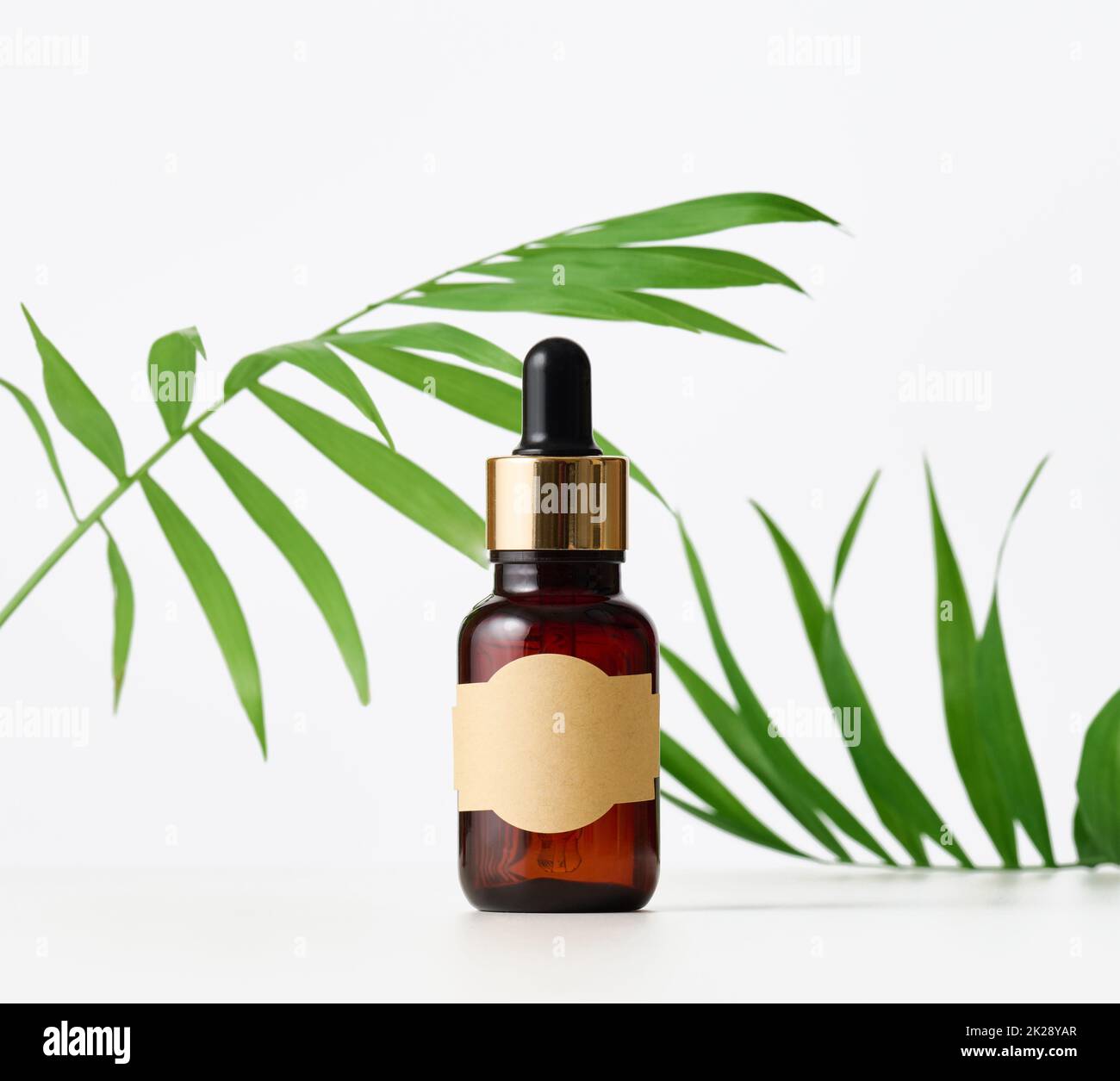 flacon en verre brun avec étiquette et pipette vides.Emballage cosmétique, publicité et promotion Banque D'Images