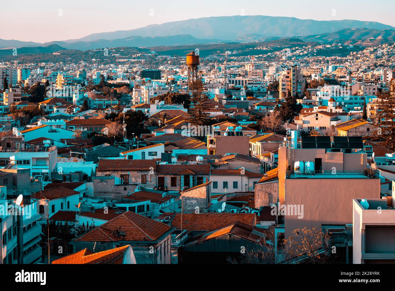 Vue imprenable sur la vieille ville de Limassol avec tour d'eau au milieu et montagnes de Troodos en arrière-plan. Chypre Banque D'Images