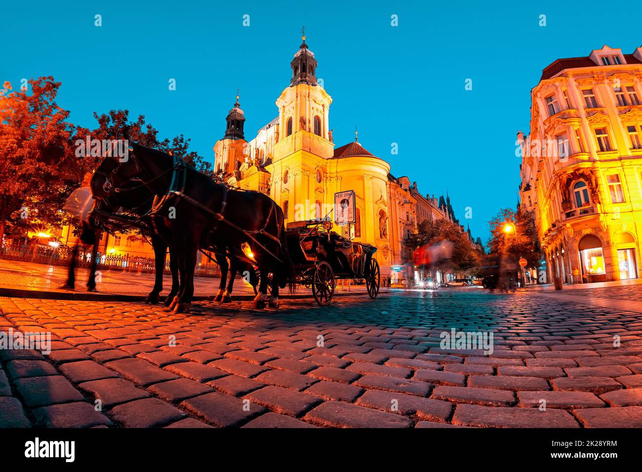 Calèche et église Saint-Nicolas la nuit. Prague, République tchèque Banque D'Images