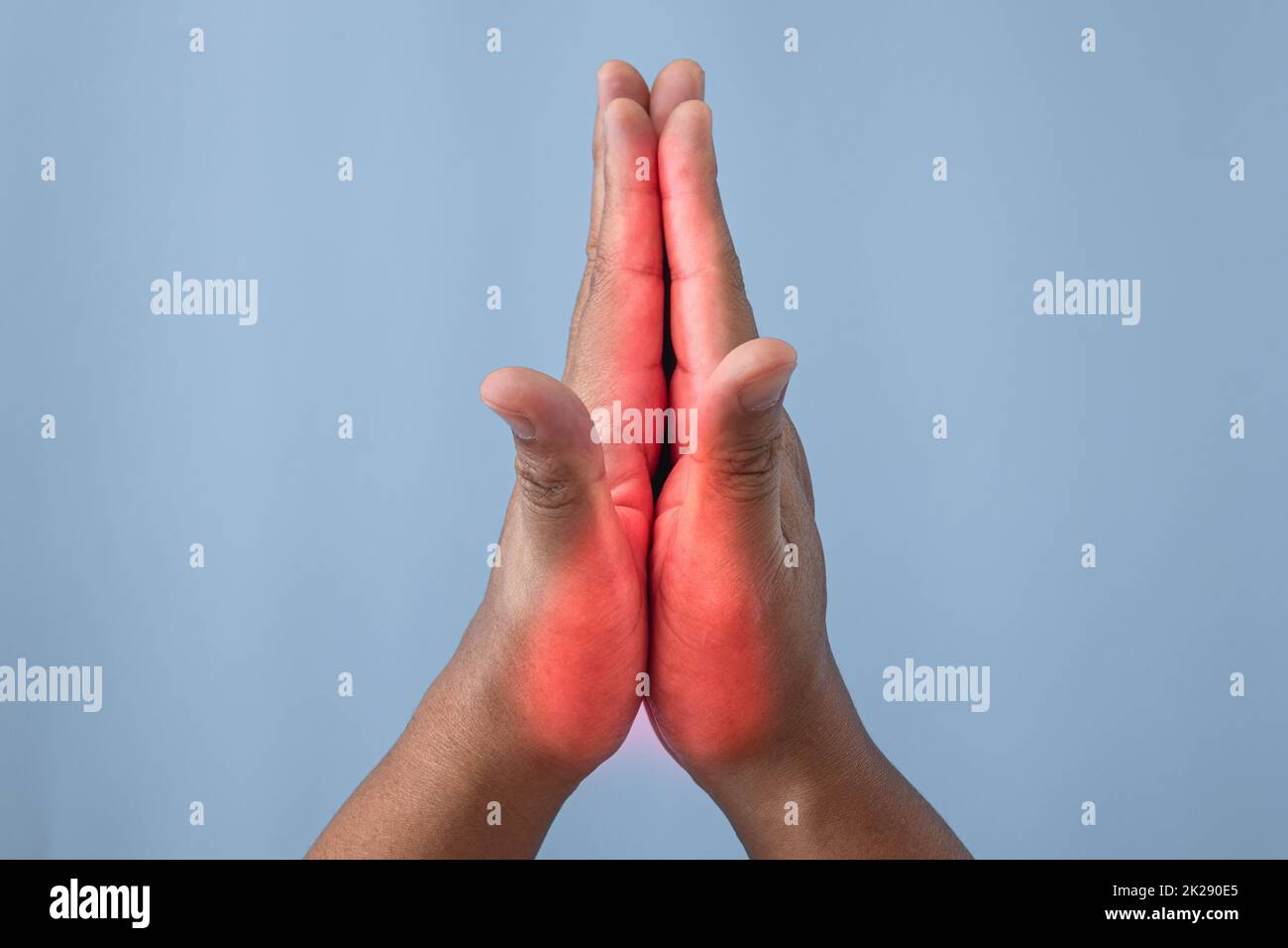 Concept de syndrome de bureau. Les doigts sont massés après le travail. La zone des symptômes de douleur est indiquée en rouge. Le gros plan est isolé sur fond bleu. Banque D'Images