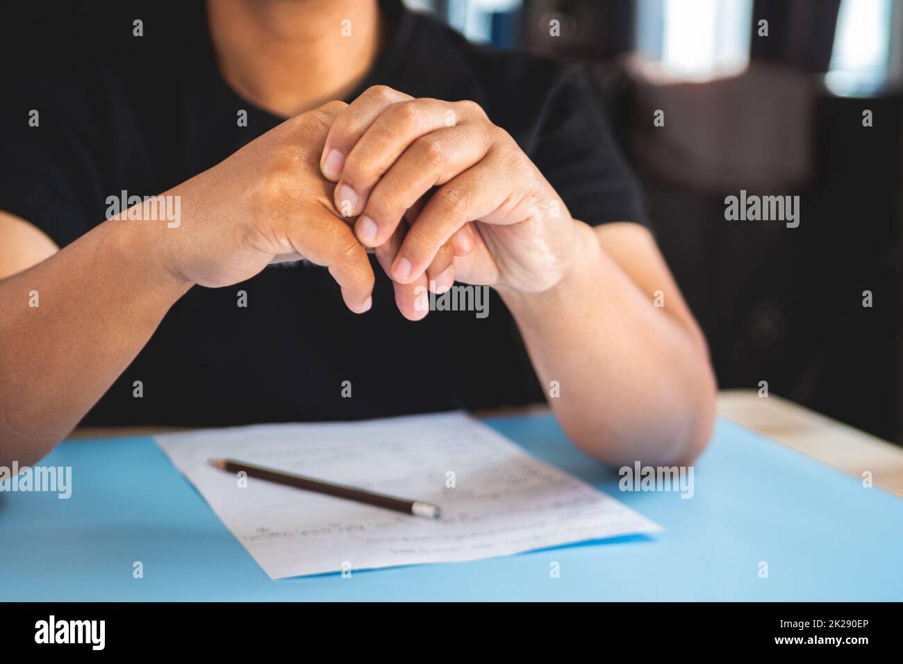 L'homme travaille à la maison. Puis ses doigts douleur. Concept de syndrome de bureau. Gros plan moyen. Banque D'Images