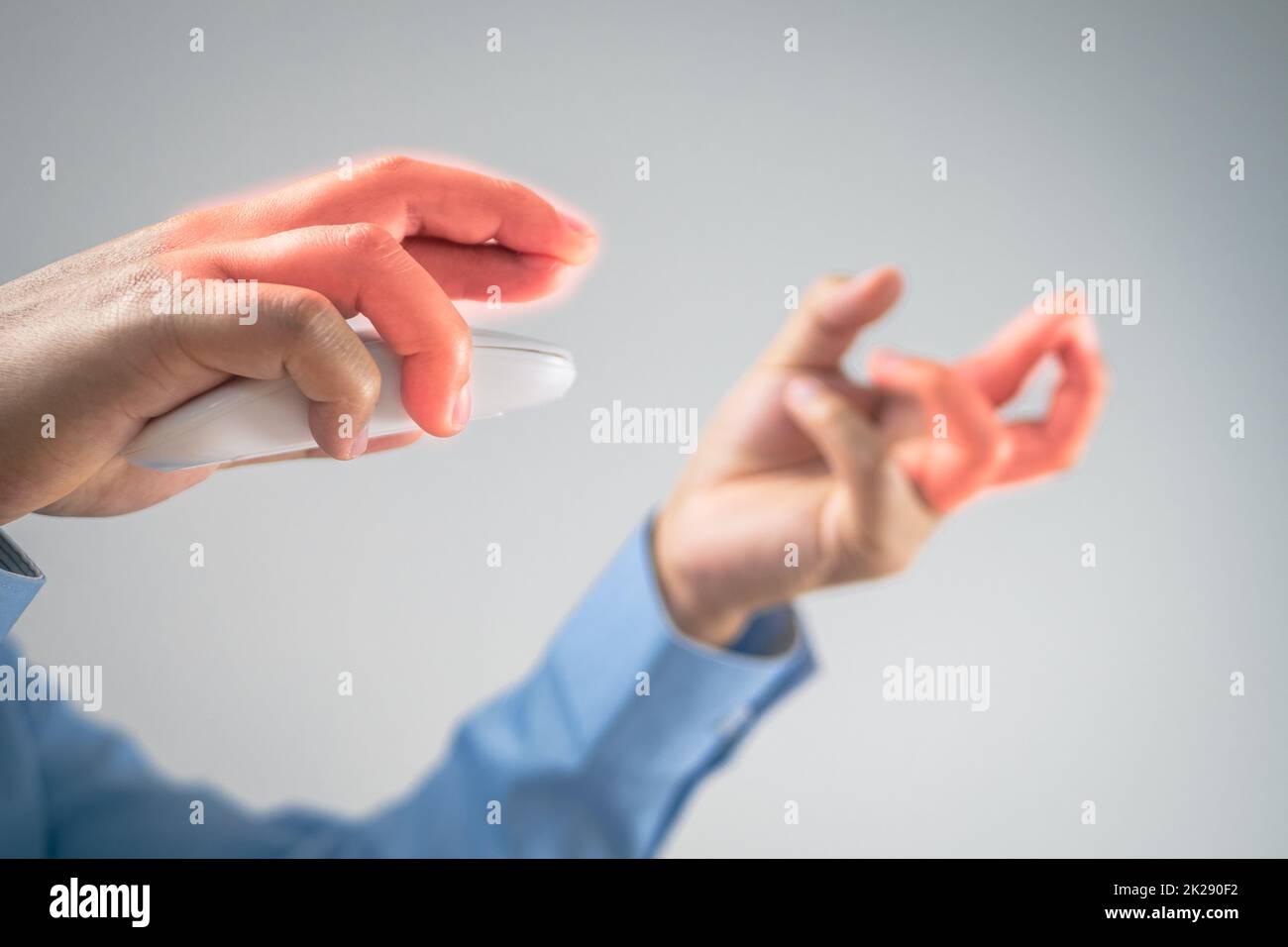 L'homme utilise une souris jusqu'à ce que ses doigts douleurs. Concept de syndrome de bureau. La zone des symptômes de douleur est indiquée en rouge. Gros plan moyen avec un peu d'espace de copie. Banque D'Images