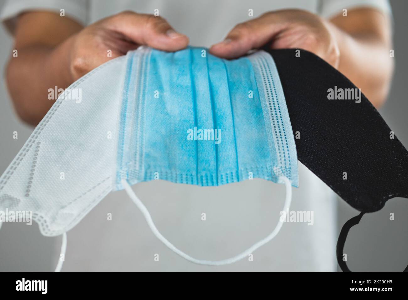 Concept médical. Donner des masques à quelqu'un pour la protection de la maladie. Comme la grippe, la grippe, Covid, Dust PM2,5. Ce gros plan est focalisé sur le masque. Espace de copie pour le texte, l'image ou l'illustration. Banque D'Images