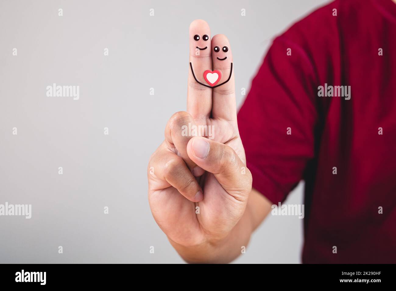 L'art de l'amour sur les doigts. L'index et le doigt du milieu embrassaient de façon connectée. Concept de la Saint-Valentin avec espace de copie. Banque D'Images