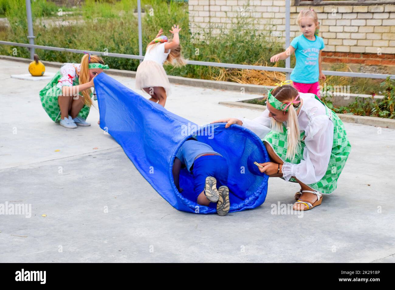 Loisirs des enfants d'âge préscolaire. Animateurs d'une fête d'enfants. Jouer et développer des jeux pour les enfants. Banque D'Images