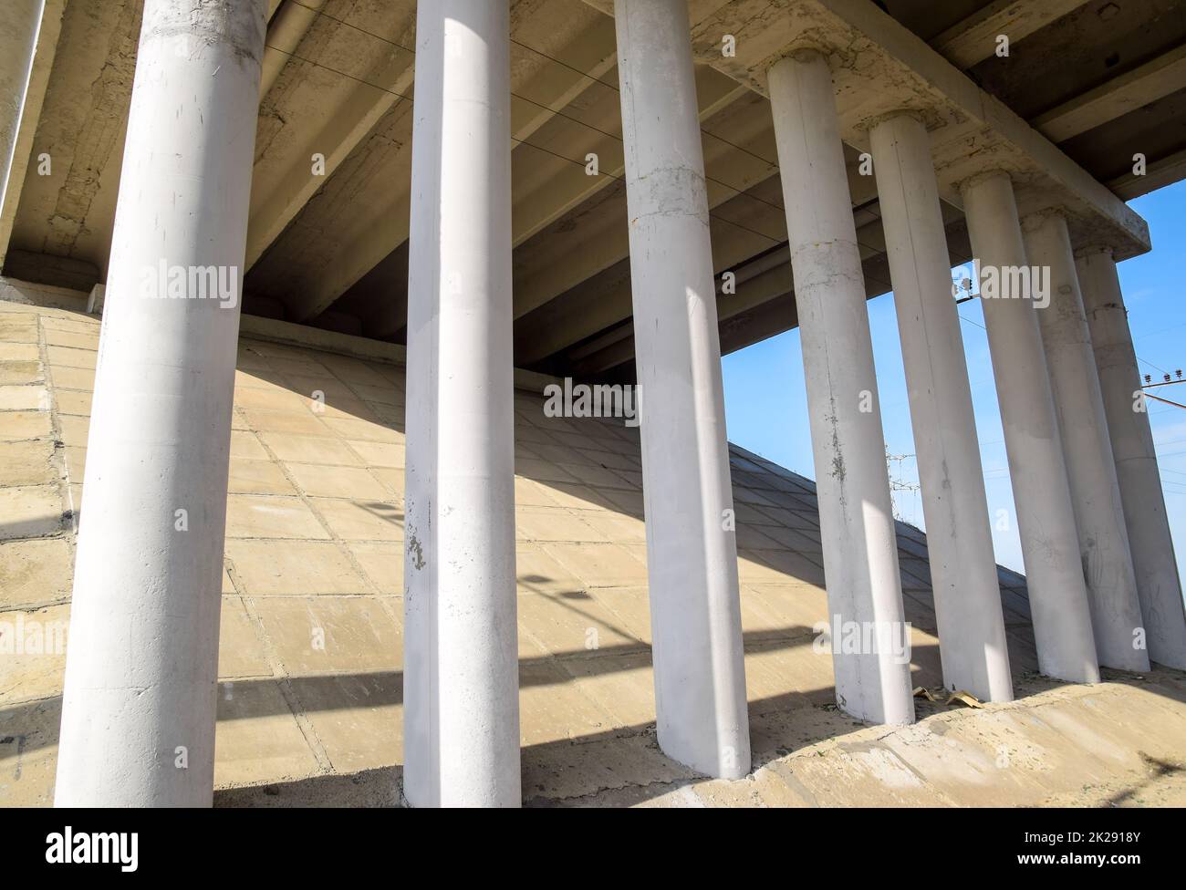 Prend en charge du pont routier Vue de dessous Banque D'Images