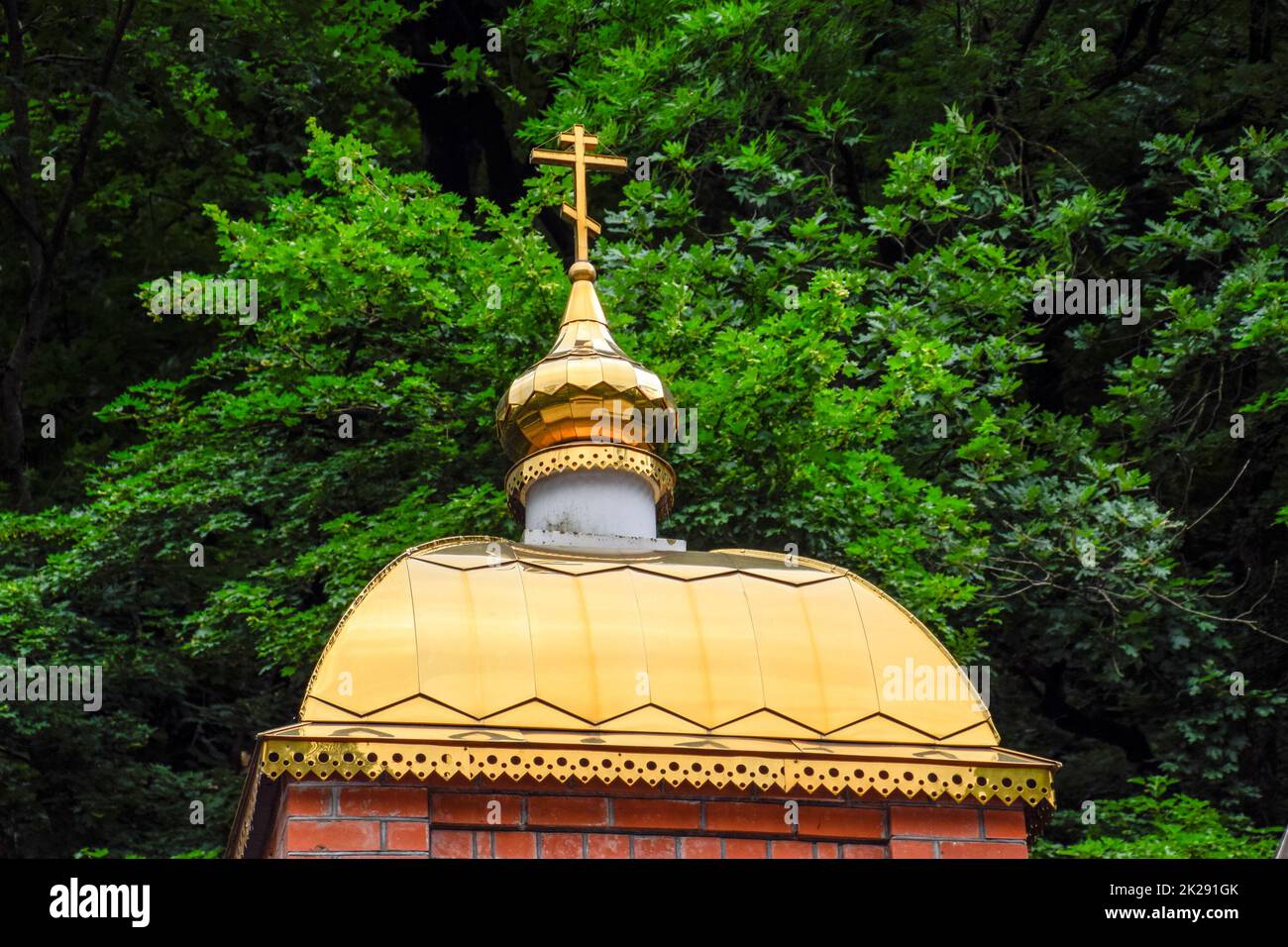 Le dôme doré de l'église orthodoxe. La construction et l'architecture religieuse Banque D'Images