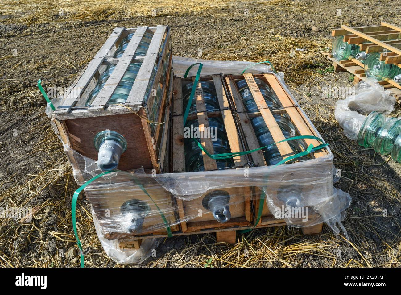 Isolateurs à haute tension isolateurs de verre. L'installation de lignes électriques à haute tension Banque D'Images