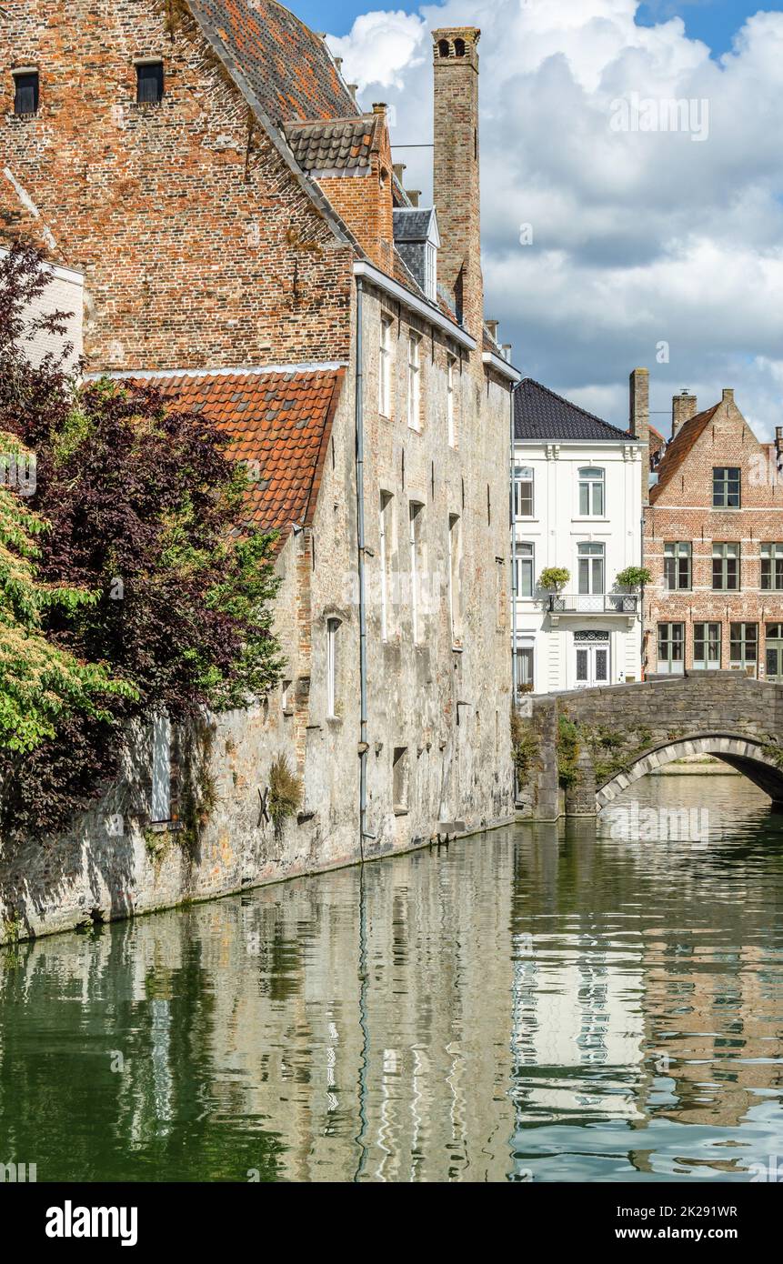 Vieux bâtiments le long du canal à Bruges, Belgique Banque D'Images